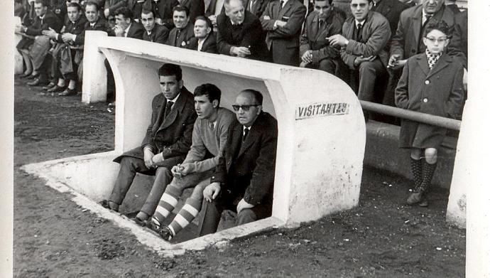 Unión Popular de Langreo-Alavés (0-0). 19 de enero de 1964. El tercer entrenador de la temporada, ‘Manolín’, el portero suplente, Vicente Espinosa, y el delegado albiazul, en el banquillo del Estadio Ganzabal de Langreo.