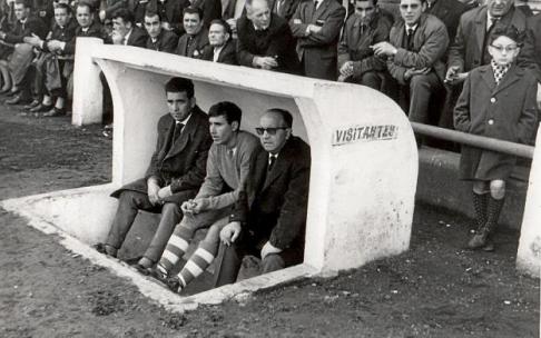 Unión Popular de Langreo-Alavés (0-0). 19 de enero de 1964. El tercer entrenador de la temporada, ‘Manolín’, el portero suplente, Vicente Espinosa, y el delegado albiazul, en el banquillo del Estadio Ganzabal de Langreo. Unión Popular de Langreo-Alavés (0-0). 19 de enero de 1964. El tercer entrenador de la temporada, ‘Manolín’, el portero suplente, Vicente Espinosa, y el delegado albiazul, en el banquillo del Estadio Ganzabal de Langreo.