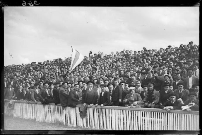 El Nuevo Campo de Deportes, lleno en el debut oficial del Deportivo Alavés en Vitoria. Foto: Archivo Municipal de Vitoria: Yanguas