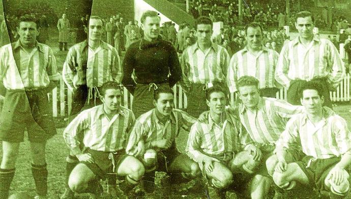 14 de enero de 1945. Campo de Las Llanas. Sestao Sport-Deportivo Alavés (1-2). De pie (izda. a dcha.): 'Fede' Anda, 'Juanito', Soroa, Corral, Pepe Mardones y Pepe Ubis. Agachados (izda. a dcha.): Leoz, Méndez, Arregui, Sobrón y 'Divino'.