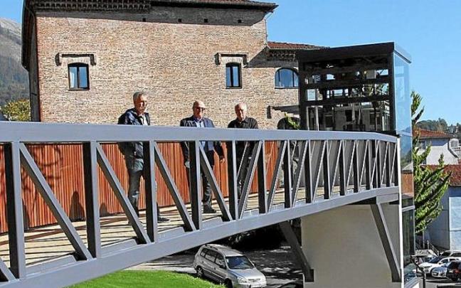 El alcalde y dos vecinos en una de las pasarelas del nuevo ascensor.