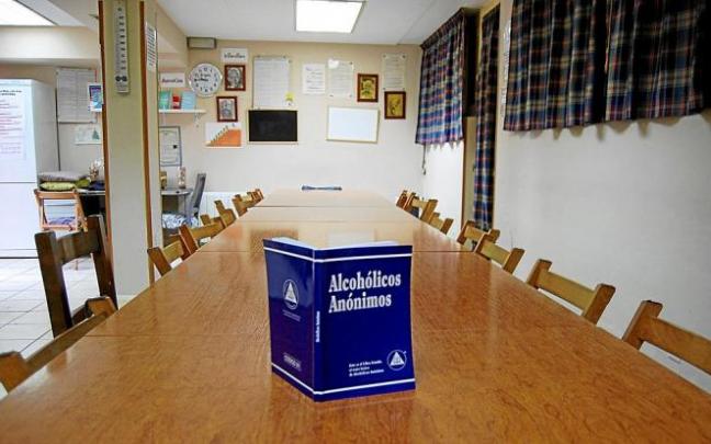 Sala donde se reúne uno de los grupos de Alcohólicos Anónimos de Euskadi. En el grupo Arana, de Vitoria, actualmente se reúnen media docena de miembros, aunque antes de la pandemia llegaron a ser 12 de lunes a viernes, y entre 15-18 los fines de semana. F