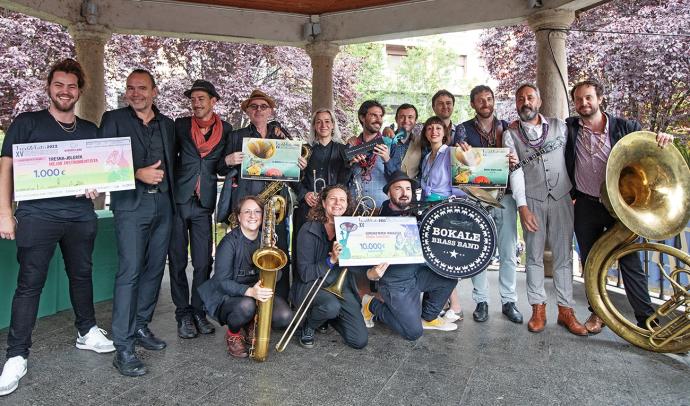 Las dos bandas posaron juntas como ganadoras del prestigioso festival internacional.