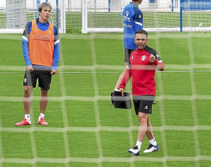 Javi Calleja dirige una de las primeras sesiones de la pretemporada. Foto: Alex Larretxi