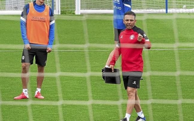 Javi Calleja dirige una de las primeras sesiones de la pretemporada. Foto: Alex Larretxi