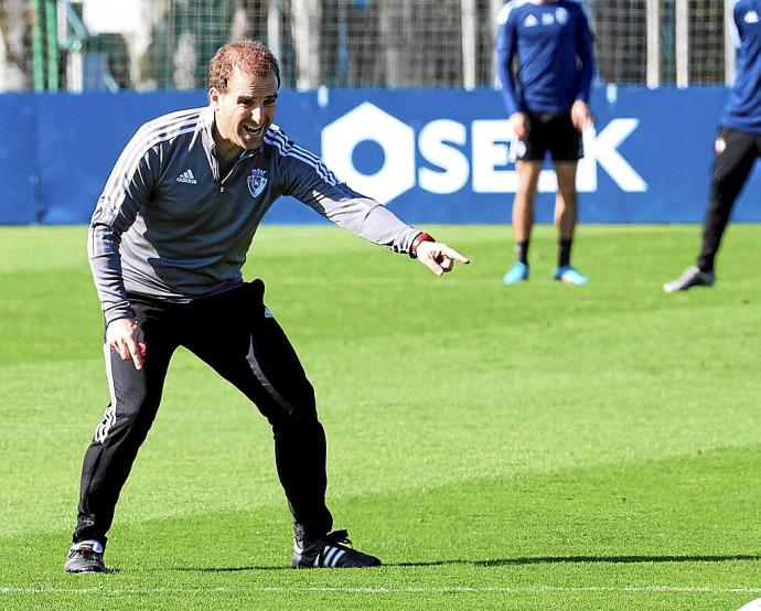 Jagoba Arrasate da indicaciones durante el intenso entrenamiento que ayer completó la plantilla de Osasuna en las instalaciones de Tajonar.