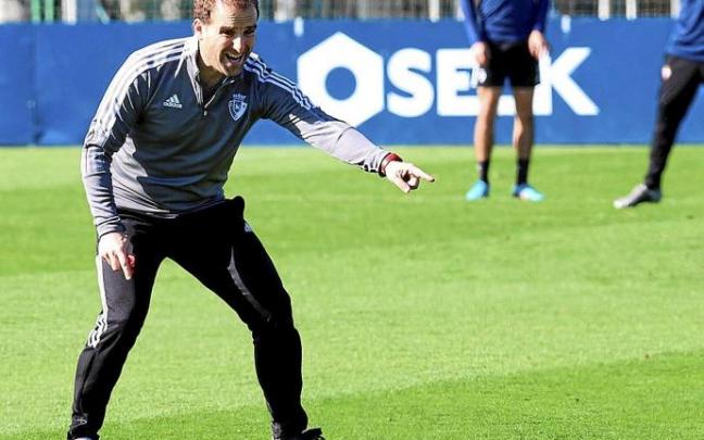 Jagoba Arrasate da indicaciones durante el intenso entrenamiento que ayer completó la plantilla de Osasuna en las instalaciones de Tajonar.