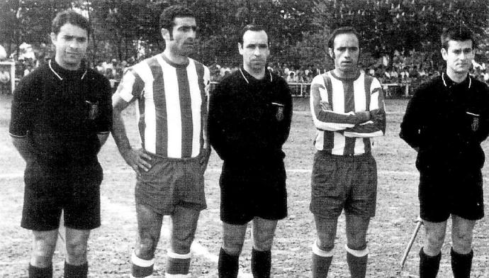 24 de mayo de 1970. Campo de Altzarrate. Tercera División. CD Villosa-Deportivo Alavés (0-1). El colegiado del encuentro, Gárate Echave, acompañado por sus jueces de línea, Sánchez Marín y Sánchez Flores, junto a los capitanes del Villosa (izda.) 'Joaqui'