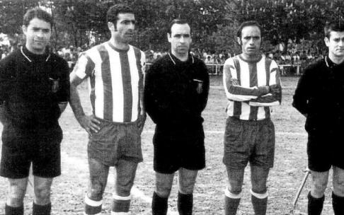 24 de mayo de 1970. Campo de Altzarrate. Tercera División. CD Villosa-Deportivo Alavés (0-1). El colegiado del encuentro, Gárate Echave, acompañado por sus jueces de línea, Sánchez Marín y Sánchez Flores, junto a los capitanes del Villosa (izda.) 'Joaqui' 24 de mayo de 1970. Campo de Altzarrate. Tercera División. CD Villosa-Deportivo Alavés (0-1). El colegiado del encuentro, Gárate Echave, acompañado por sus jueces de línea, Sánchez Marín y Sánchez Flores, junto a los capitanes del Villosa (izda.) 'Joaqui'