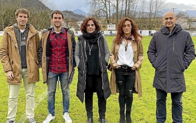 Representantes municipales y de la directiva del BKE. Foto: Bergarako Udala