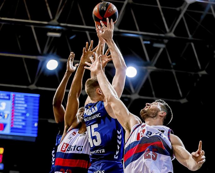 Enoch y Peters intentan frenar a Morgan durante el duelo del pasado domingo en Andorra. Foto: ACB Photo/Albert Martín