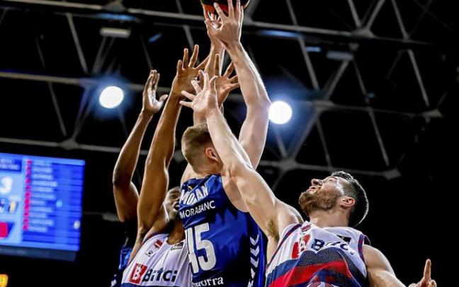 Enoch y Peters intentan frenar a Morgan durante el duelo del pasado domingo en Andorra. Foto: ACB Photo/Albert Martín