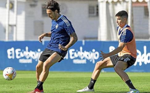 Juan Cruz, con el balón ante la presencia de Jaume Grau en el entrenamiento matinal de ayer en Tajonar. Foto: CA Osasuna