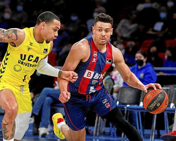 Baldwin intenta superar a Jordan Davis durante la importante victoria del pasado miércoles contra el UCAM. Foto: Jorge Muñoz