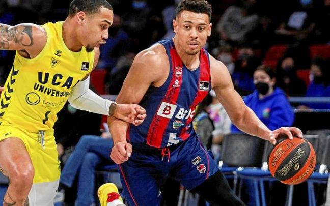 Baldwin intenta superar a Jordan Davis durante la importante victoria del pasado miércoles contra el UCAM. Foto: Jorge Muñoz