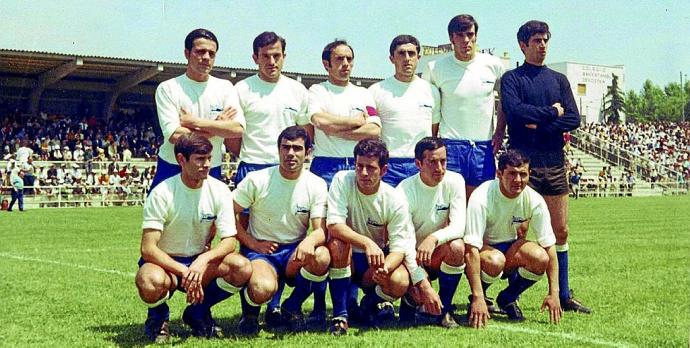 2 de junio de 1968. Estadio Antonio Borrachero (Madrid). Segundo partido de la Promoción de Ascenso frente al Plus Ultra (2-2). De pie (izda. a dcha.): José Ramón, Rojo, Ezquerra, Ayerbe, Sarasola y Bernardo. Agachados (izda. a dcha.): Ocáriz, 'Kaito', 'Z