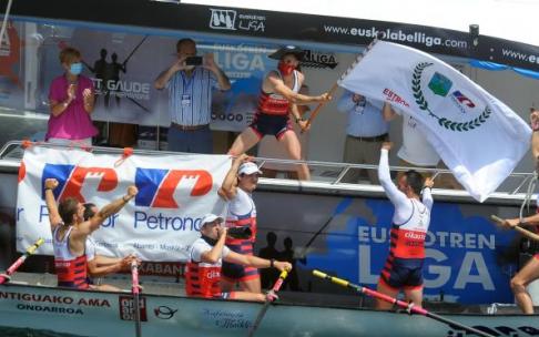 Los remeros de Ondarroa celebran su histórica victoria en Zierbena.