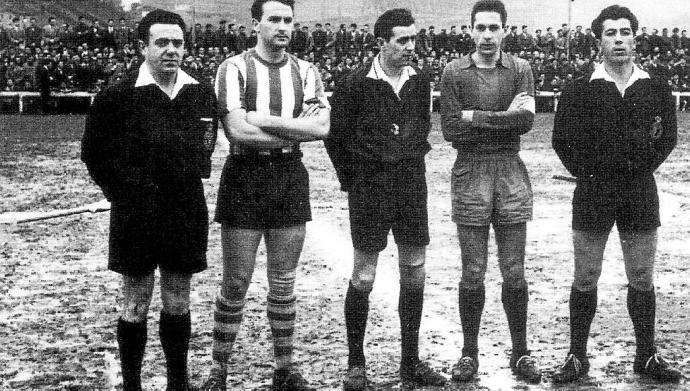 2 de enero de 1961. Campo de Ipurua. Tercera División. Eibar-Deportivo Alavés (2-2). Los capitanes de ambos equipos, Juantxo Gorospe (izda.) (Deportivo Alavés) y José Antonio Guisasola 'Kaiku' (dcha.) (Eibar), posan junto al colegiado guipuzcoano Leandro