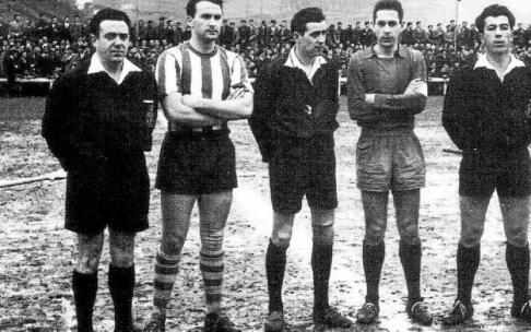 2 de enero de 1961. Campo de Ipurua. Tercera División. Eibar-Deportivo Alavés (2-2). Los capitanes de ambos equipos, Juantxo Gorospe (izda.) (Deportivo Alavés) y José Antonio Guisasola 'Kaiku' (dcha.) (Eibar), posan junto al colegiado guipuzcoano Leandro 2 de enero de 1961. Campo de Ipurua. Tercera División. Eibar-Deportivo Alavés (2-2). Los capitanes de ambos equipos, Juantxo Gorospe (izda.) (Deportivo Alavés) y José Antonio Guisasola 'Kaiku' (dcha.) (Eibar), posan junto al colegiado guipuzcoano Leandro