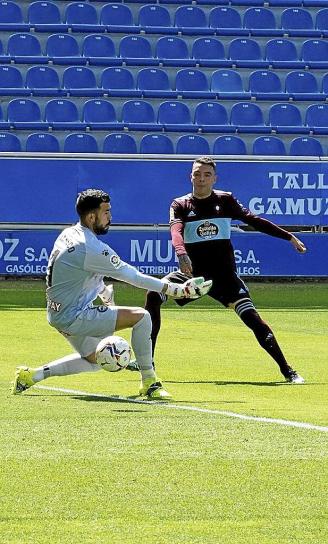 Iago Aspas bate a Pacheco durante el último Alavés-Celta. Foto: I.Foronda