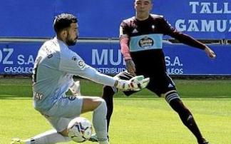 Iago Aspas bate a Pacheco durante el último Alavés-Celta. Foto: I.Foronda