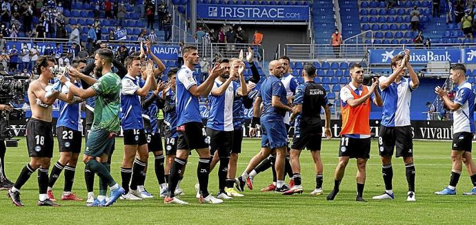 La plantilla albiazul agradece a Mendizorroza su incansable aliento al término de la gran victoria ante el Atlético de Madrid. Foto: Iñigo Foronda