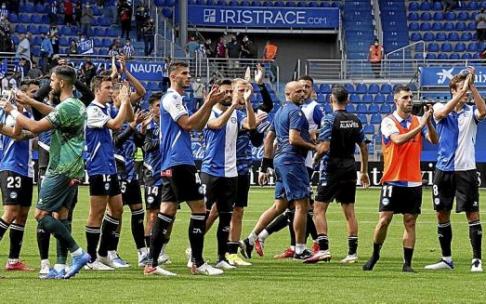 La plantilla albiazul agradece a Mendizorroza su incansable aliento al término de la gran victoria ante el Atlético de Madrid. Foto: Iñigo Foronda