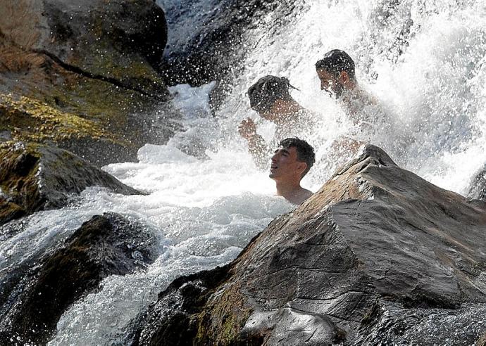 La presa y la cascada de Huarte fue uno de los sitios más frecuentados por los bañistas.