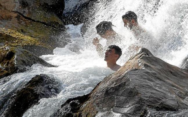 La presa y la cascada de Huarte fue uno de los sitios más frecuentados por los bañistas.