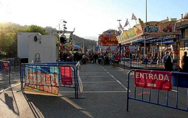 Las entradas y salidas del recinto están señalizadas por carteles.
