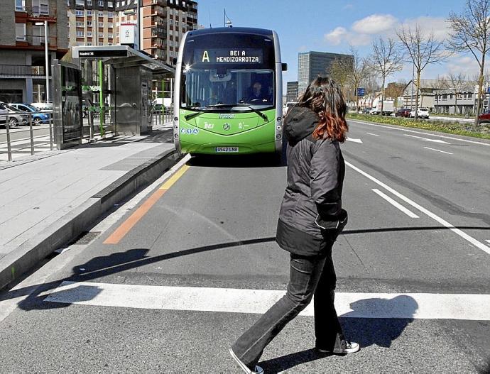 Una vecina pasa por delante de una unidad del BEI en la calle Madrid. Foto: Pilar Barco