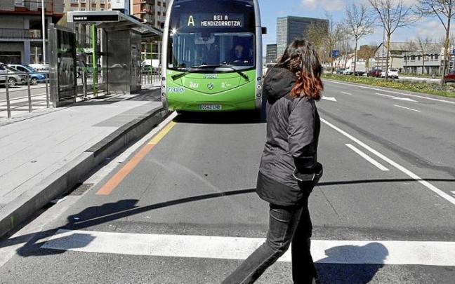 Una vecina pasa por delante de una unidad del BEI en la calle Madrid. Foto: Pilar Barco