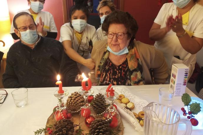 La Mungiarra Pilar Unibaso celebró su 104 cumpleaños con algún familiar y personal de la residencia de Mungia.