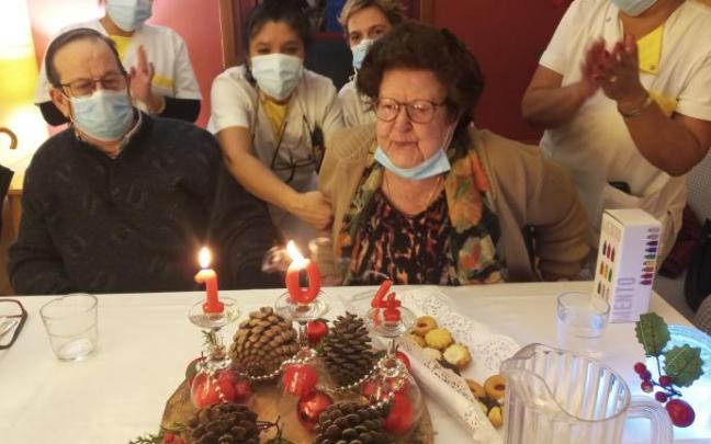 La Mungiarra Pilar Unibaso celebró su 104 cumpleaños con algún familiar y personal de la residencia de Mungia.