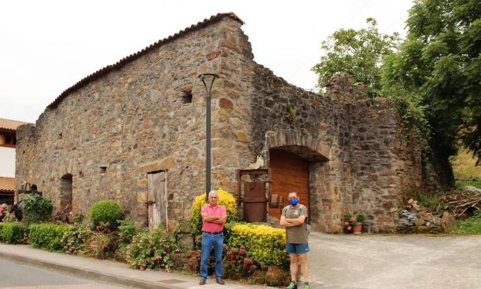 Fermín Pujana, con Iñaki García Uribe, en el exterior del molino y ferrería Olabarri.