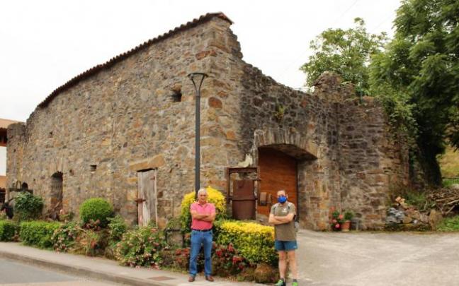Fermín Pujana, con Iñaki García Uribe, en el exterior del molino y ferrería Olabarri. Fermín Pujana, con Iñaki García Uribe, en el exterior del molino y ferrería Olabarri.