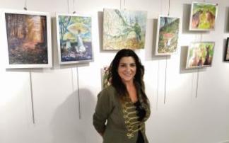La artista expone hasta el próximo domingo en la sala de exposiciones Ezkurdi de Durango algunos de sus cuadros. La artista expone hasta el próximo domingo en la sala de exposiciones Ezkurdi de Durango algunos de sus cuadros.