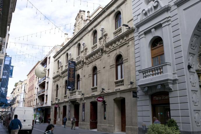 Fachada del centenario edificio donde se ubica el Teatro Principal, en la calle San Prudencio