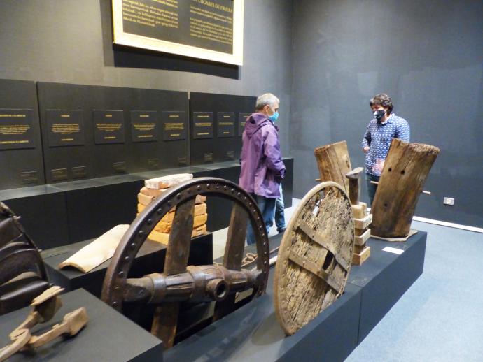 El rodete de un molino de Ortuella o colmenas hechas con troncos simbolizan los mundos rural e industrial de la época.