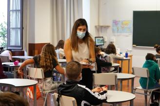 Una profesora impartiendo clase en el InstitutoMiguel de Unamuno de Bilbao.