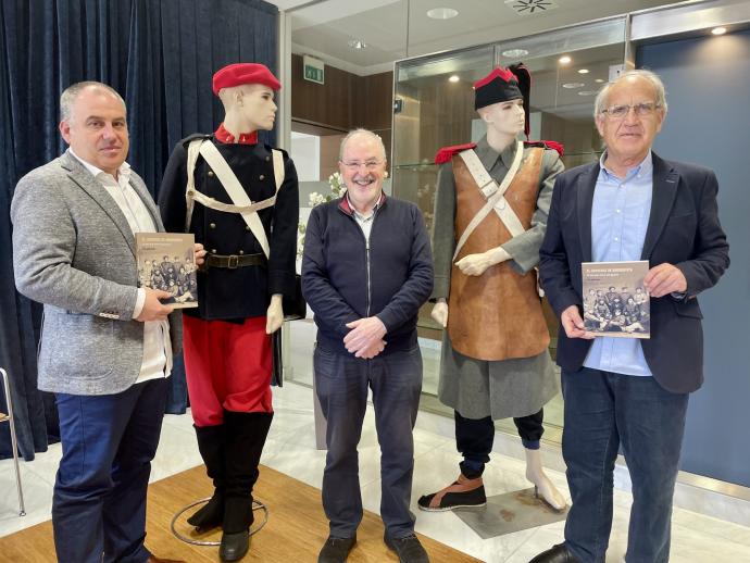 Andoni Agirrebeitia, Patxi González y Luciano Martínez, en la presentación del 150 aniversario del Convenio de Amorebieta.