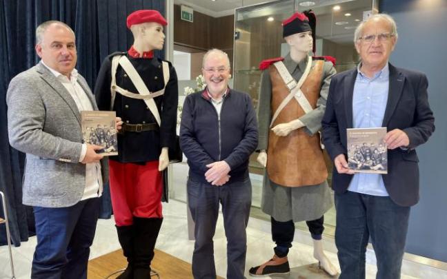 Andoni Agirrebeitia, Patxi González y Luciano Martínez, en la presentación del 150 aniversario del Convenio de Amorebieta.