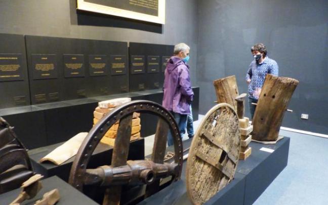 El rodete de un molino de Ortuella o colmenas hechas con troncos simbolizan los mundos rural e industrial de la época.