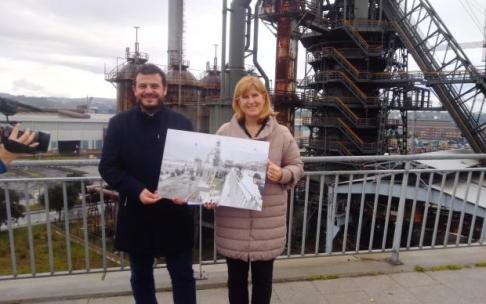 El gerente de Sestao Berri, Luis Carlos Delgado, y la alcaldesa, Ainhoa Basabe, posan en el punto donde se colocará el ascensor.