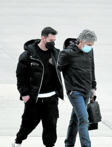 Messi con Jorge, su padre, ayer en el Aeropuerto de Rosario. Foto: N.G.