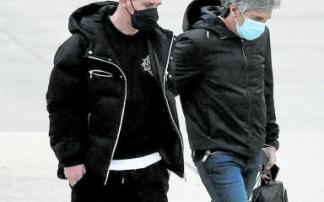 Messi con Jorge, su padre, ayer en el Aeropuerto de Rosario. Foto: N.G. Messi con Jorge, su padre, ayer en el Aeropuerto de Rosario. Foto: N.G.