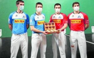 Rezusta, Irribarria, Elezkano y Zabaleta, con las pelotas en la elección de material el pasado martes.