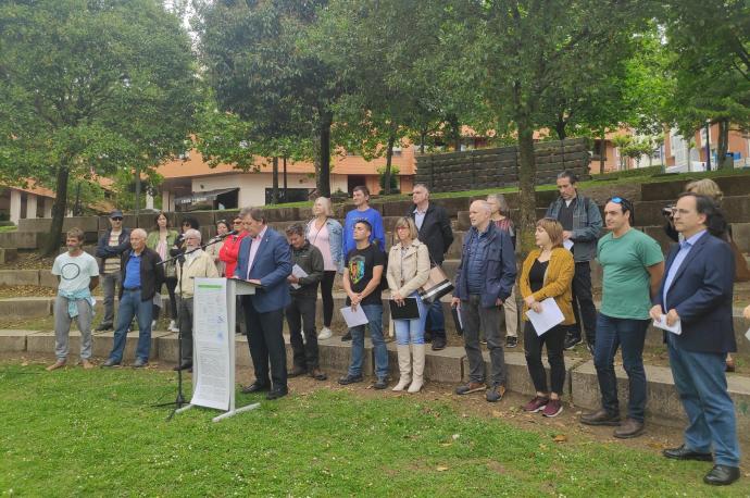 El alcalde de Sopela, Josu Landaluze, representantes municipales y de la asociación Kiribile presentaron ayer el proyecto.