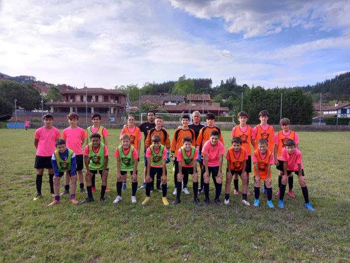 Foto de equipo en el campo de fútbol de Gordexola.