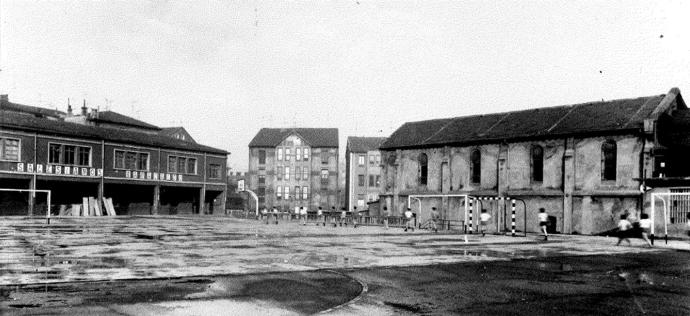 Imagen del patio de Salesianos del año 1972, cuando, coincidiendo con el 75 aniversario, el centro comenzó sus obras de ampliación.